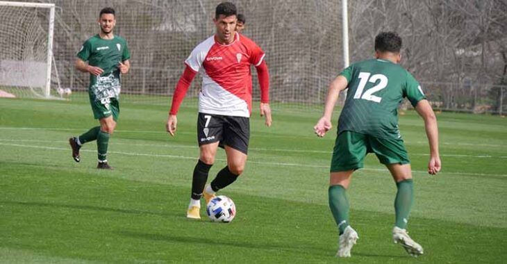Willy encarando a un jugador del filial.