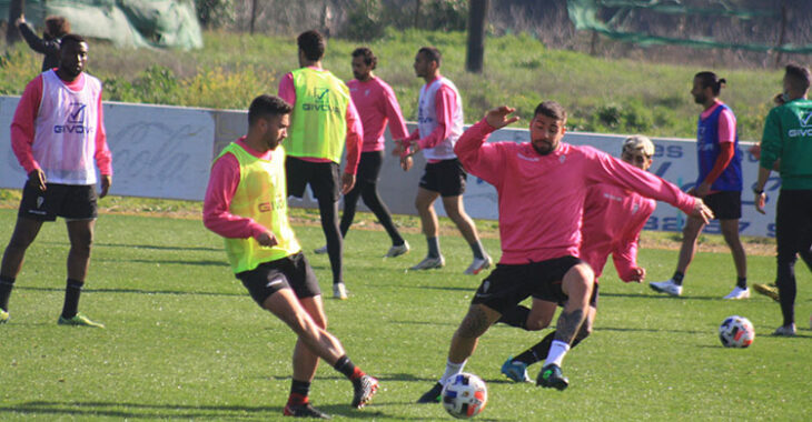 Álex Robles abre ante la llegada presionan de Xavi Molina.