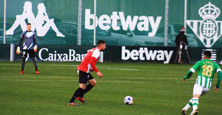 Xavi Molina sacando el balón desde atrás en el partido ante el Betis Deportivo celebrado en enero en tierras hispalenses.