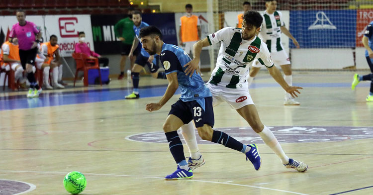 Zequi aprieta a su rival en el partido contra el Inter. Autor: Javier Olivar