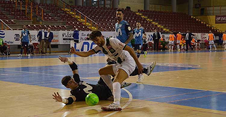 Zequi cayendo trastabillado ante el meta del Inter cuando tuvo el empate a tres antes del descanso.