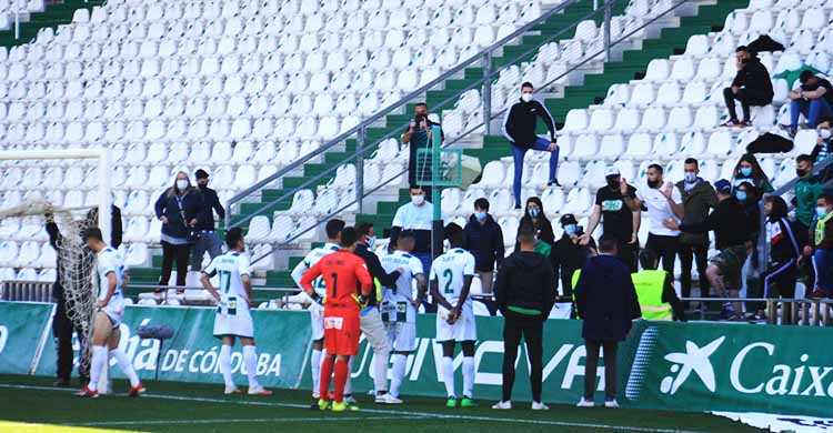 Las brigada blanquiverdes recriminando a varios futbolistas del Córdoba la derrota y la caída a la quinta plaza al final de la primera fase.