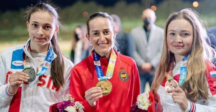 Feliz. Fátima Gálvez luciendo su medalla de oro en El Cairo flanqueada por las rusas Semianova y Subbotina.