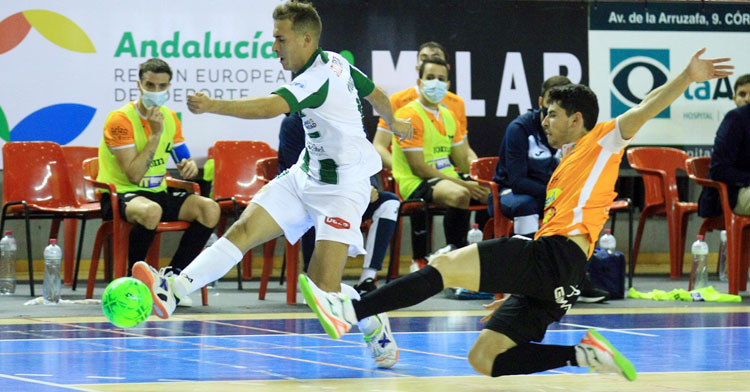Koseky con el balón frente a Ribera Navarra.