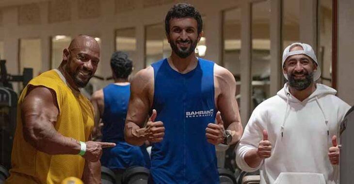 El príncipe de Baréin Nasser bin Hamad sacando músculo en el gimnasio.