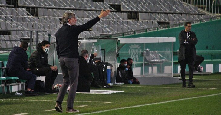 Alfaro dando instrucciones en la banda.