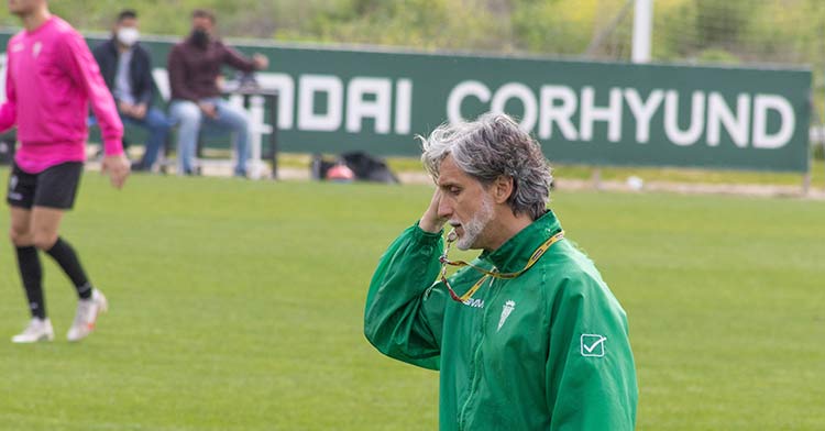 Pablo Alfaro tocándose su rostro pensando en el domingo.