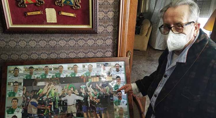 Rafael Campanero señalando el cuadro que le regaló la plantilla del ascenso de Huesca 2007 el día de su homenaje.