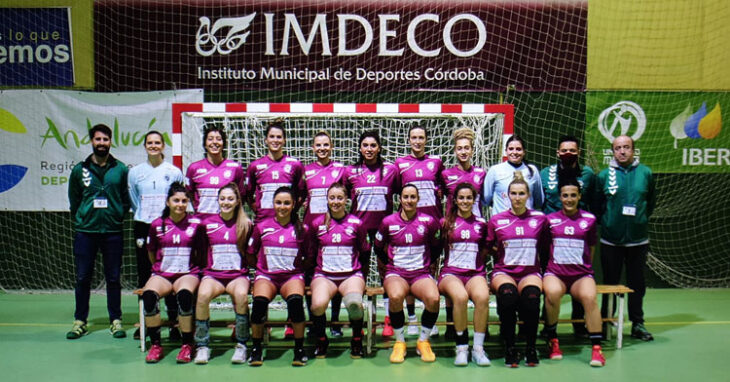 Las jugadoras del Adesal posando con sus nuevas elásticas antes del encuentro frente al Salud. Foto: Fran Pérez / Balonmano Adesal