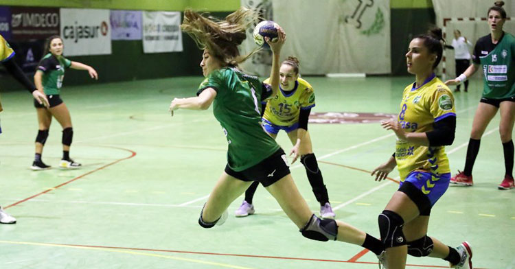 Irene García entrando a rematar desde el extremo en el partido contra el Rocasa. Foto: Fran Pérez / Balonmano Adesal
