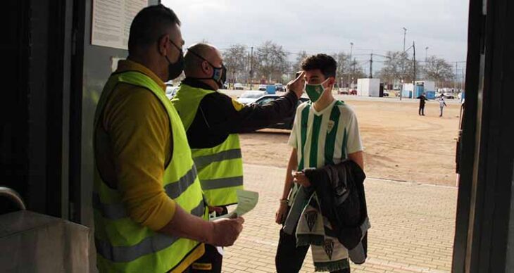 un joven cordobesista accediendo a El Arcángel con la toma de temperatura inicial.