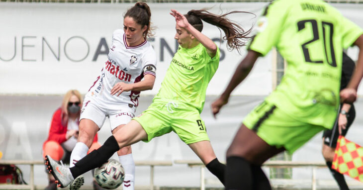 Loba intenta tapar el centro de una jugadora de la escuadra manchega. Foto: Pozoalbense Femenino