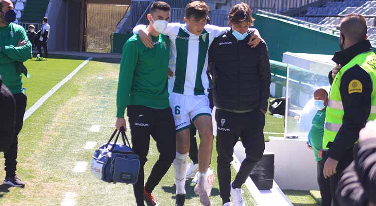 Alberto del Moral abandonando el pasado domingo el terreno de juego con su tobillo izquierdo con hielo.