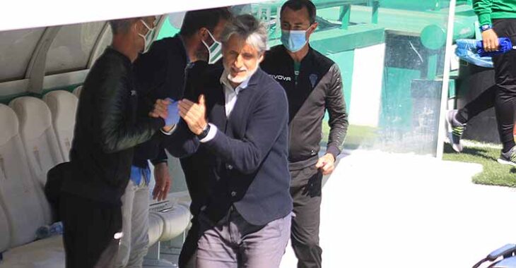 Pablo Alfaro saldando a los componentes del banquillo antes del inicio del partido.