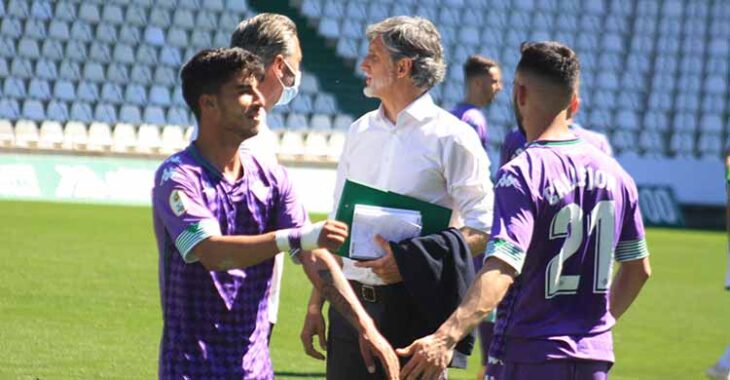 Pablo Alfaro felicitando a los bélicos a la conclusión del partido.