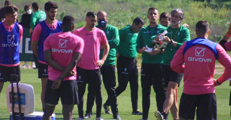 Pablo Alfaro dando instrucciones a sus hombres esta mañana con Miguel de las Cuevas y su nuevo 'look' a la izquierda