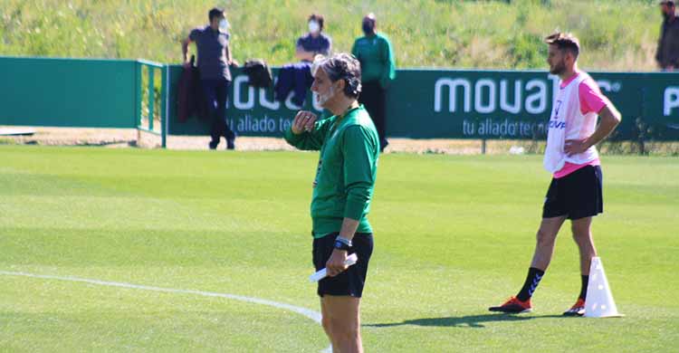 Pablo Alfaro en la vuelta a los entrenamientos con Juanito al fondo tras declinar tomar su puesto.