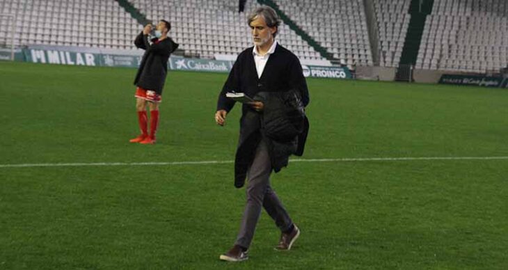 Decepcionado. Pablo Alfaro encaminando el camino de vestuarios.