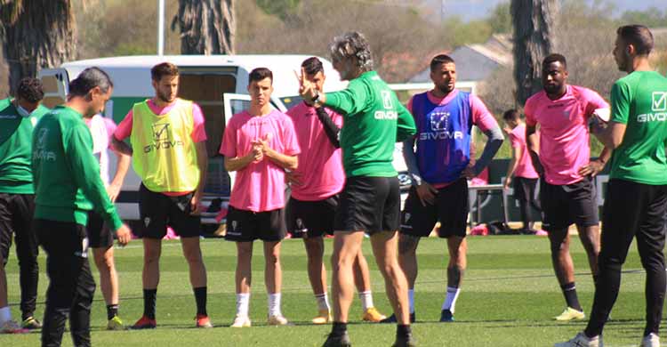 Pablo Alfaro dando las últimas instrucciones a sus hombres antes de recibir al Betis Deportivo.