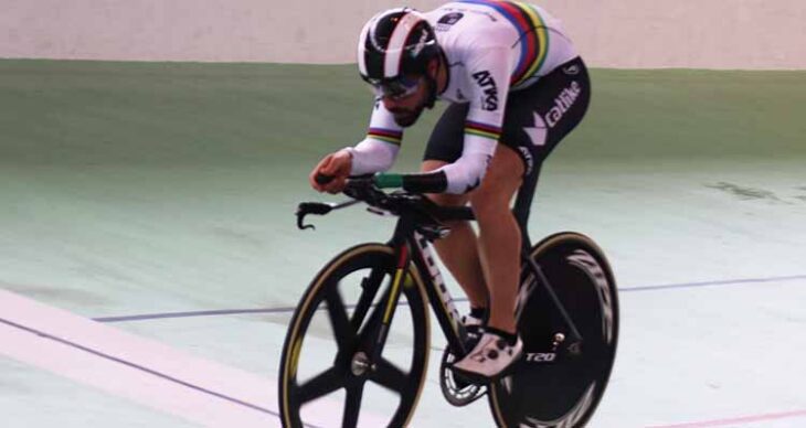 Alfonso Cabello rodando esta mañana sobre la pista madrileña de Galapagar.