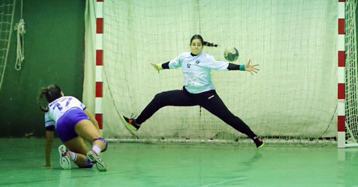Amanda Valero intentando detener el lanzamiento de una jugadora del Salud. Foto: Fran Pérez / Balonmano Adesal