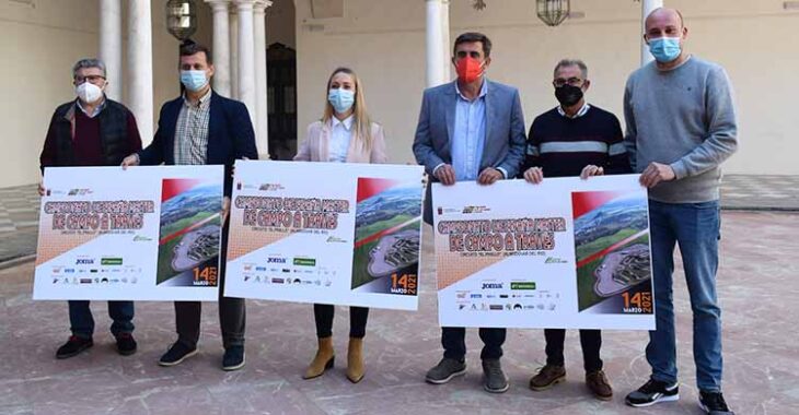 Los diputados Ana Blasco y Ramón Hernández junto al concejal de deportes de Almodóvar, Rubén López, el secretario general de la FAA, Curro Cardador, y representantes del Cárbula Sport.
