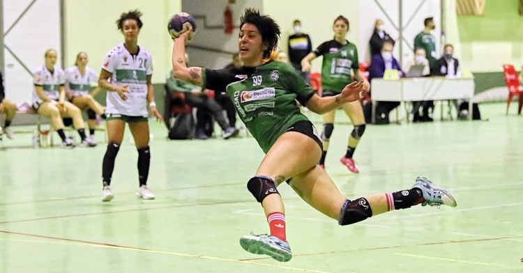 Andrea Roda disparando a puerta en seis metros. Foto: Fran Pérez / Balonmano Adesal