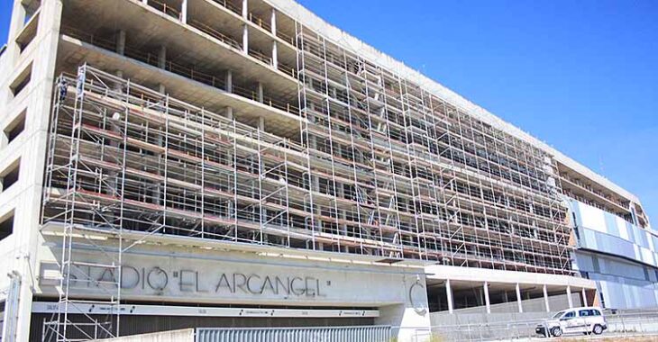 El andamiaje de El Arcángel crece para la instalación de la publicidad que cubrirá su fachada a principios de abril.