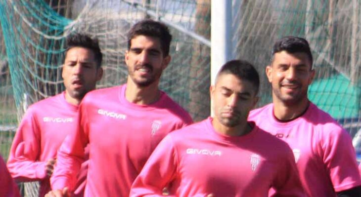 Sonriente. Bernardo Cruz, corriendo junto a Jesús Álvaro, Carlos Valverde y Willy, mira a la última jornada con optimismo.