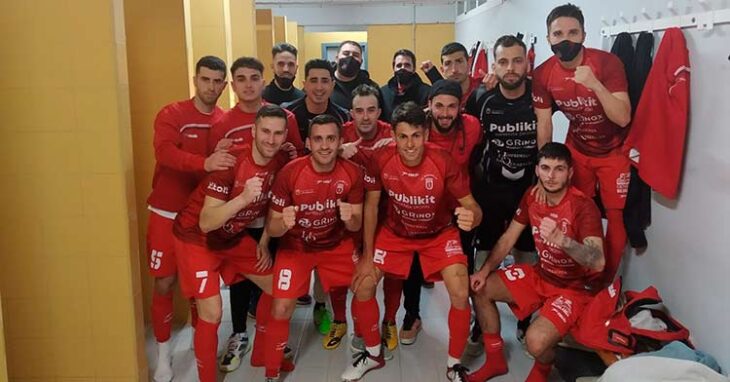 La plantilla del CD Bujalance celebra su victoria por 6-3 frente al Carmonense