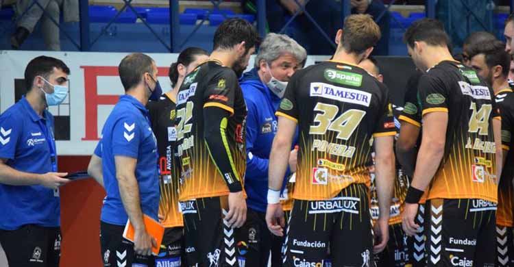 Paco Bustos departiendo con sus hombres en un tiempo muerto.