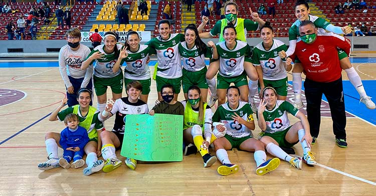 La plantilla del Deportivo Córdoba Cajasur celebra la victoria por 9-1 ante Camoens