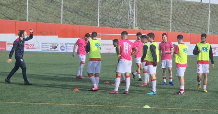 El Atlético Espeleño, durante un calentamiento previo a un partido.