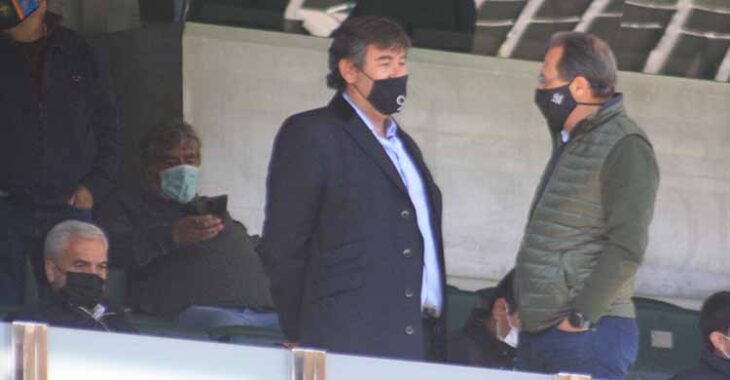 Javier González Calvo en el palco de El Arcángel con Miguel Valenzuela a su izquierda sentado en su butaca.