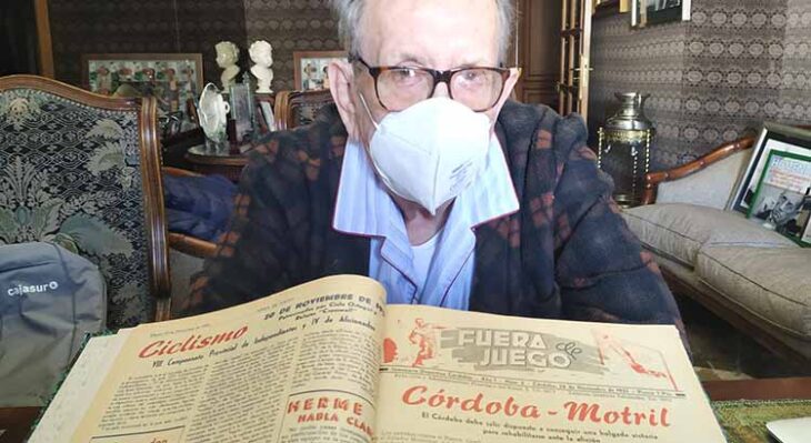 Rafael Campanero mostrando uno de esas impagables crónicas de los 70 de la revista Fuera de Juego.