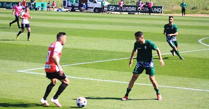 Carlos Valverde encarando a un jugador del filial.