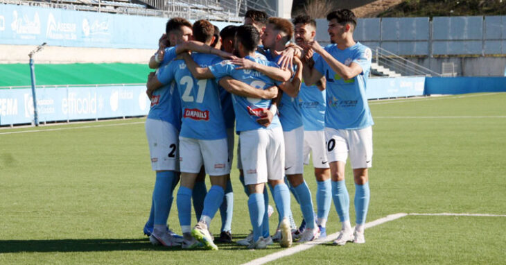 Los jugadores del cuadro local celebran la diana de Michael Conejero. Foto: Ciudad de Lucena