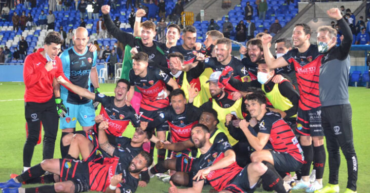 Los jugadores del Salerm Puente Genil celebran sobre el césped su victoria en Lucena. Foto: Tino Navas / Salerm Puente Genil