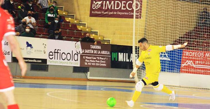 Cristian Ramos en uno de sus envíos en largo en el partido contra el Jimbee Cartagena