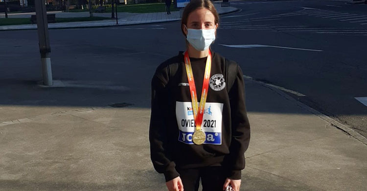 Cristina López Madueño, con su medalla de oro. Foto: Más Atletismo