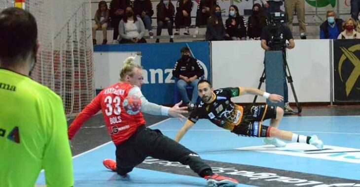 La rosca de José Cuenca con la que logró su gol 500 en la Asobal ante el alemán Bolts del Anaitasuna.