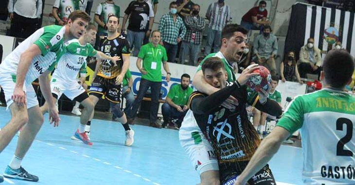 David Estepa bloqueado por la defensa de Anaitasuna.