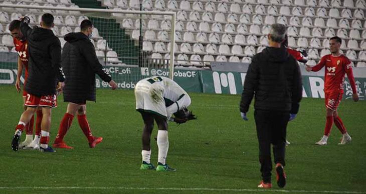 Djetei lamentándose a la conclusión del partido ante el Real Murcia.