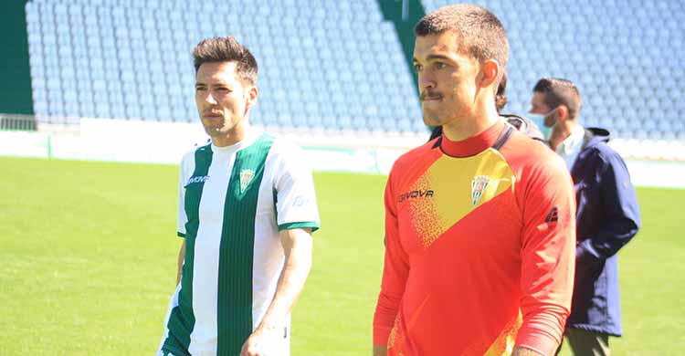 Edu Frías y Carlos Valverde retirándose rotos a la conclusión del partido.