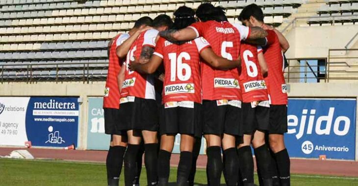 Unidos. La piña de los jugadores del Córdoba CF tras el triunfo en El Ejido.