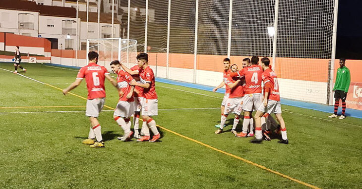 Los jugadores rojillos celebrando su gol. Foto: Atlético Espeleño