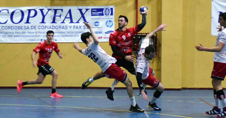 Esteban López intentando entrar como la caballería entre la defensa del Burgos. Foto: Laclasi.es