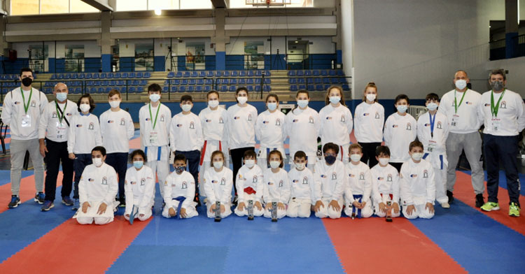 La foto de familia de la expedición cordobesa al Andaluz de Karate