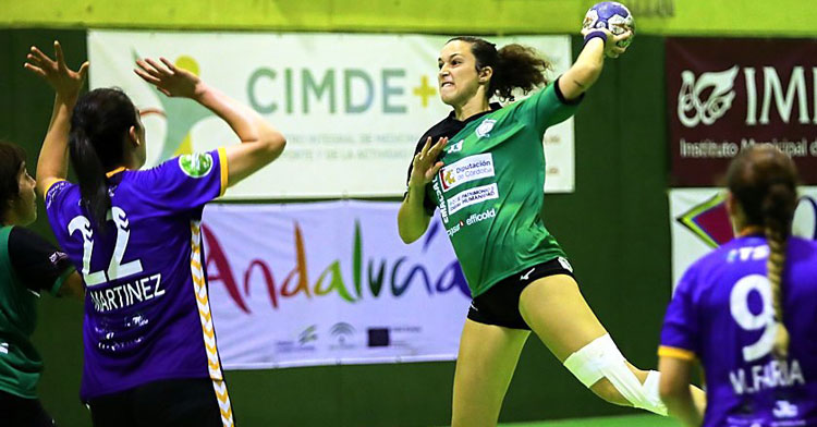 Fanny Monrós lanzando a portería. Foto: Fran Pérez / Balonmano Adesal