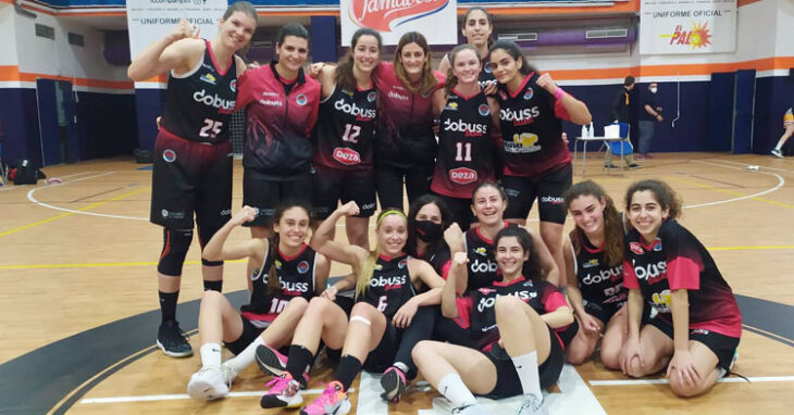 La felicidad de las jugadoras del Dobuss tras ganar en El Palo